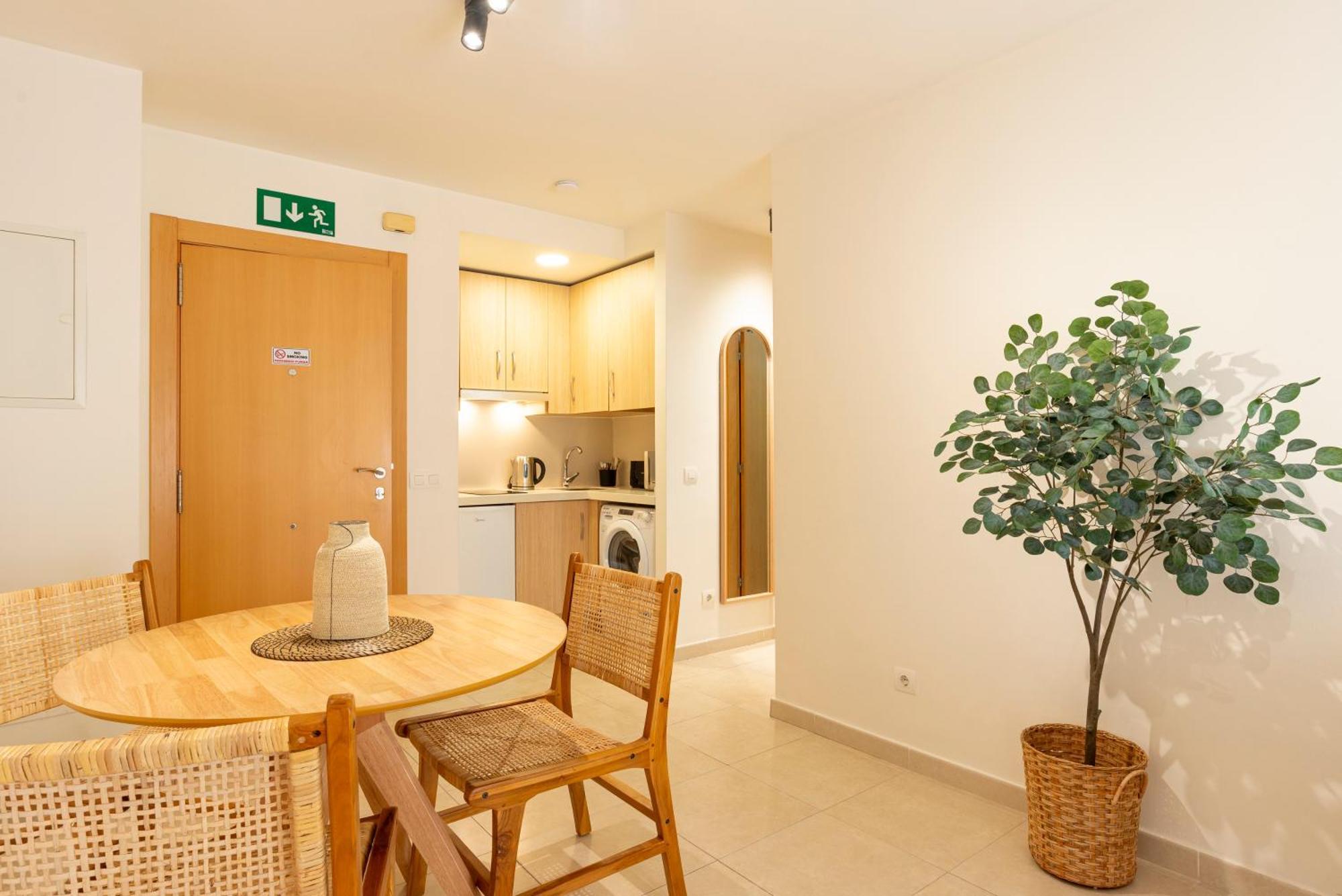 Claret I By Ele Apartment