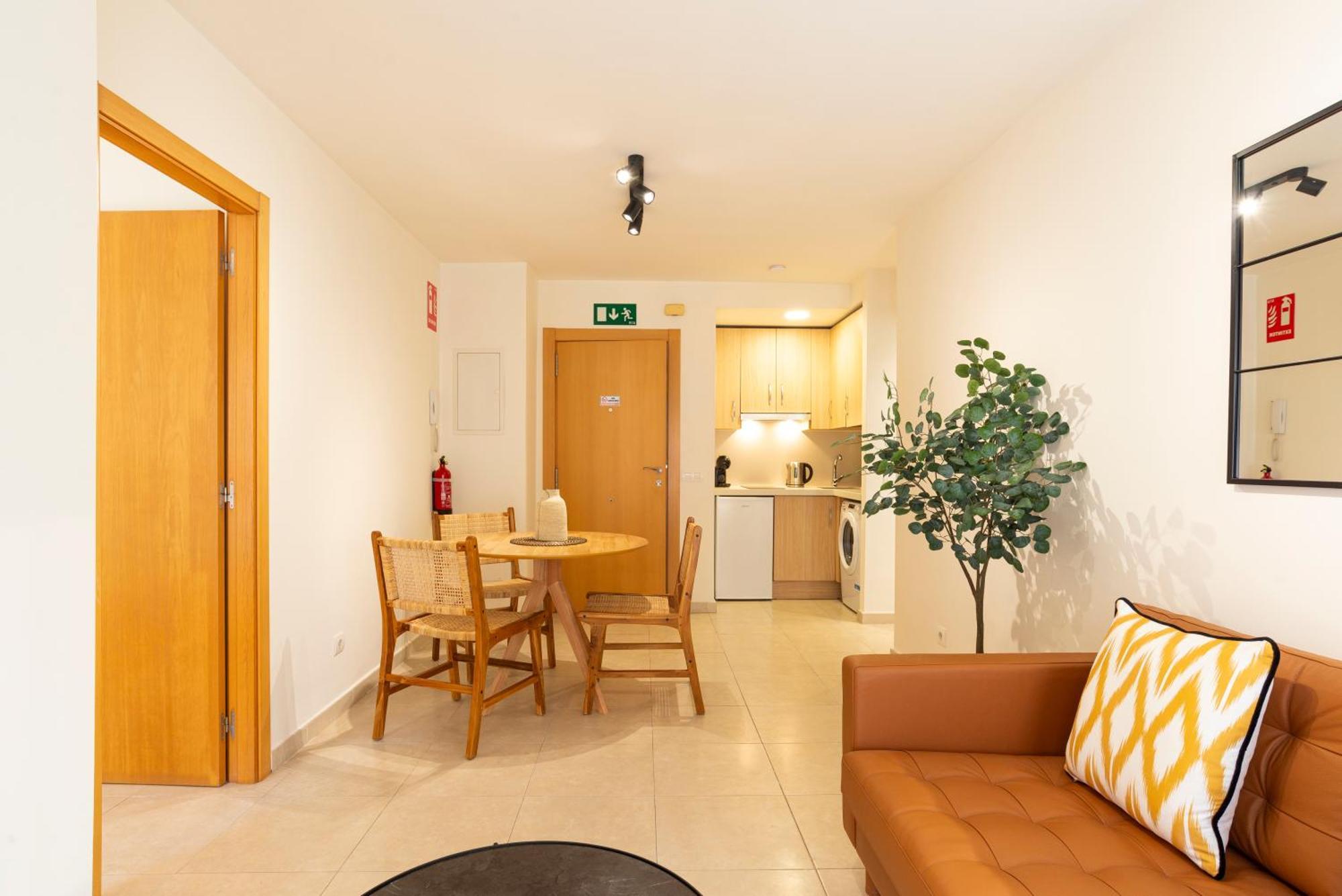 Apartment Claret I By Ele
